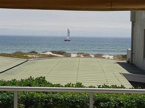 Luxury 2-bedroom apartment with patio - sea view